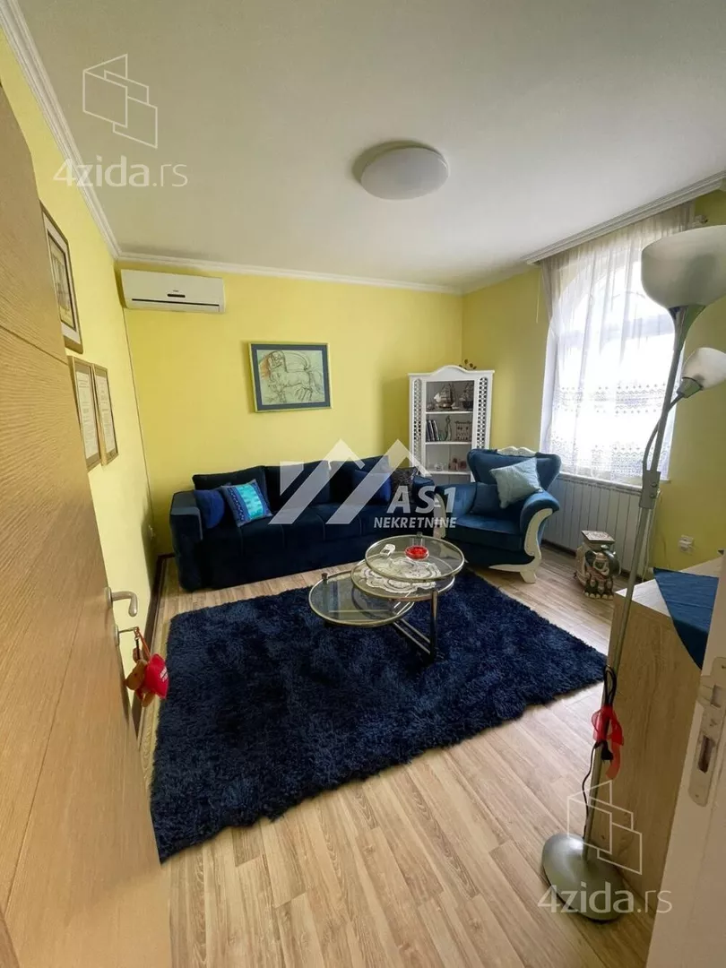 Šestoiposoban stan | 4zida