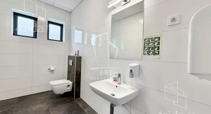 Poslovna zgrada | 4zida