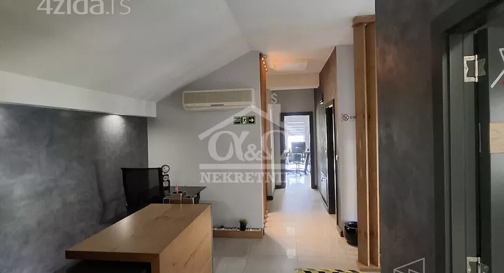 Poslovna zgrada | 4zida