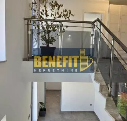 Poslovna zgrada | 4zida