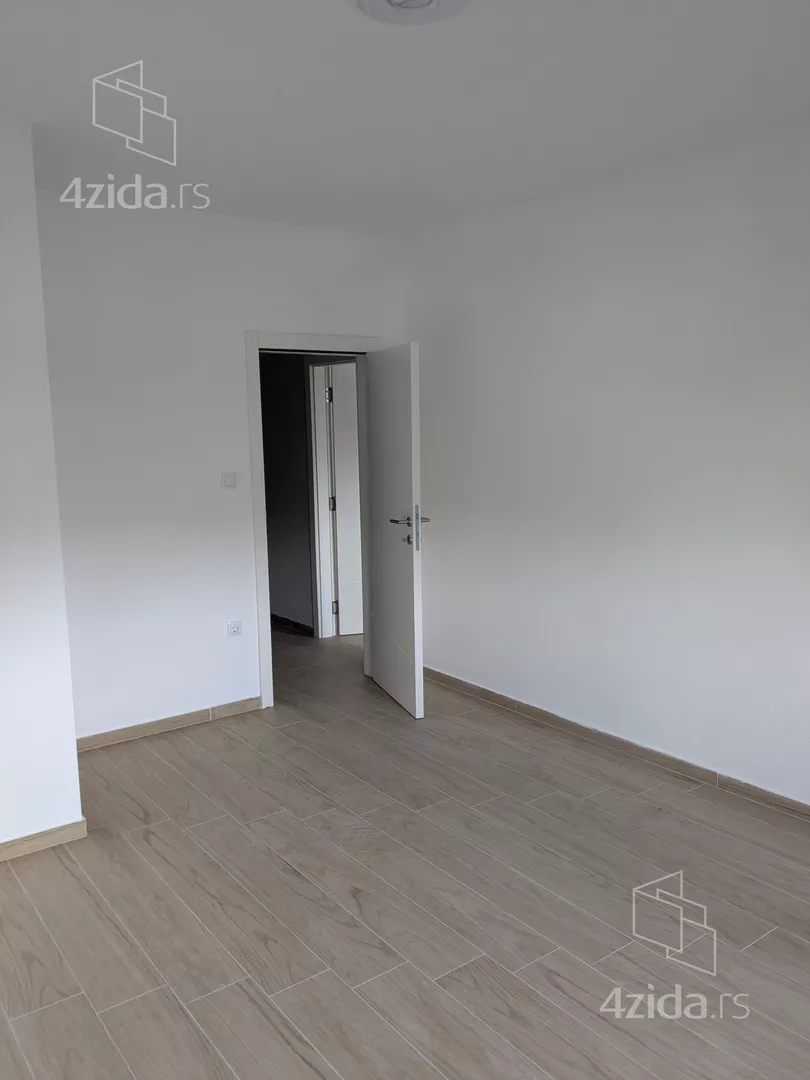 Šestoiposoban stan | 4zida