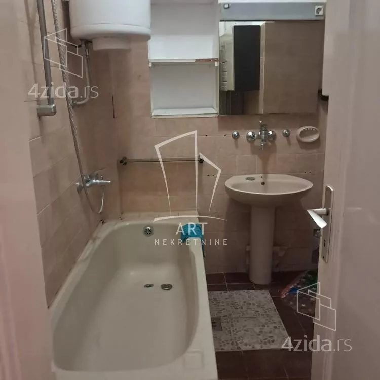 Šestoiposoban stan | 4zida