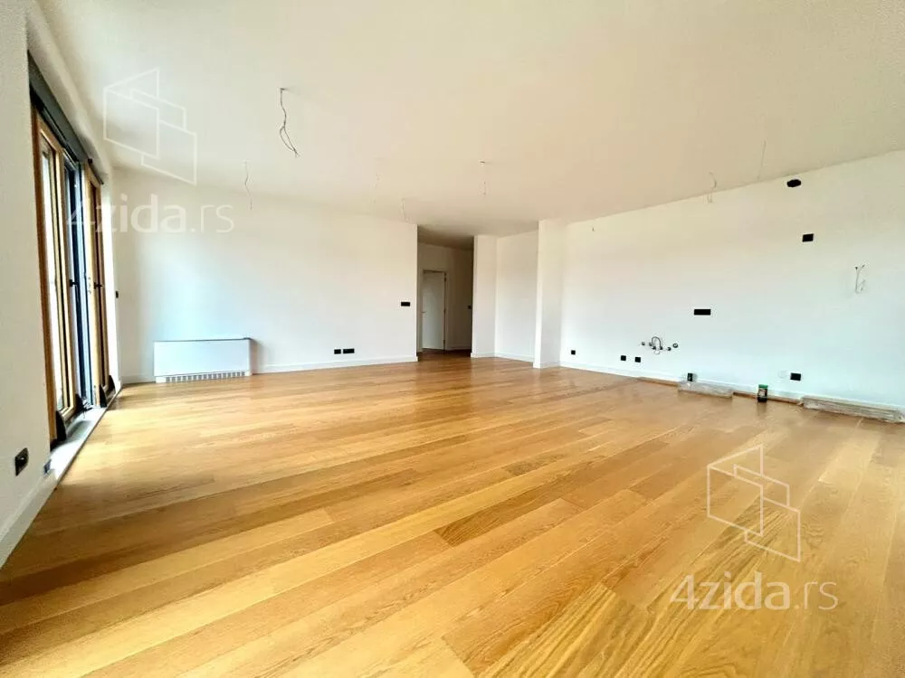 Šestoiposoban stan | 4zida
