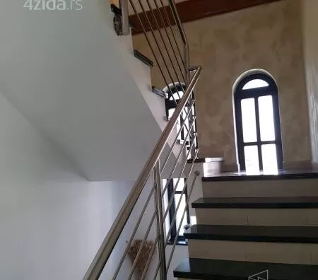 Poslovna zgrada | 4zida