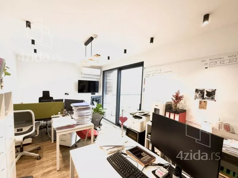 Poslovna zgrada | 4zida