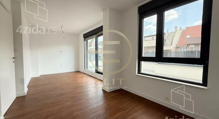 Šestosoban stan | 4zida