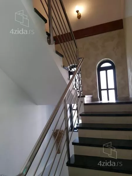 Poslovna zgrada | 4zida