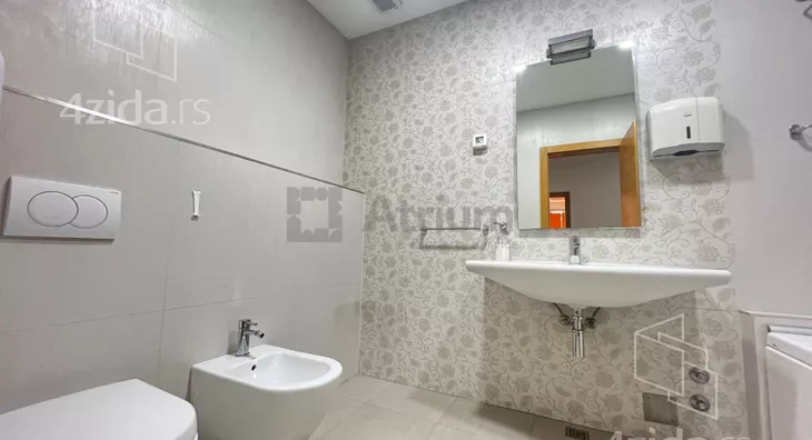 Poslovna zgrada | 4zida