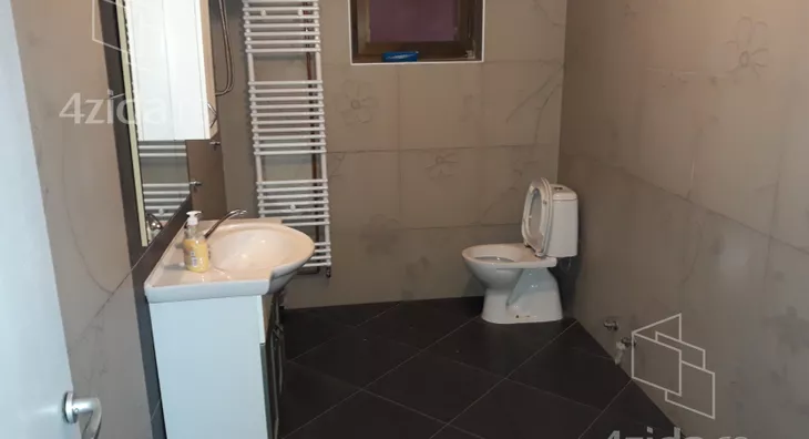 Poslovna zgrada | 4zida