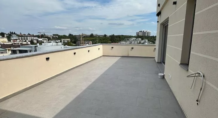 Šestoiposoban stan | 4zida