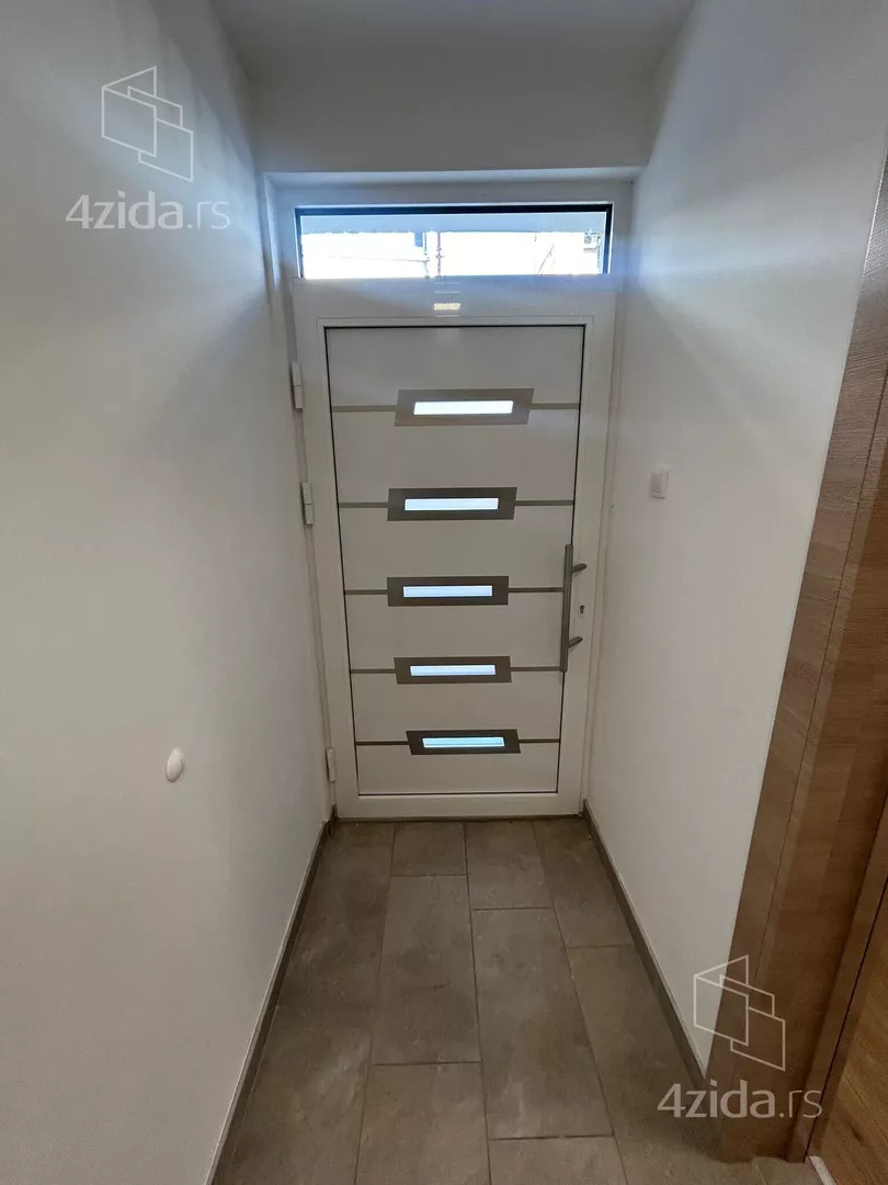 Poslovna zgrada | 4zida