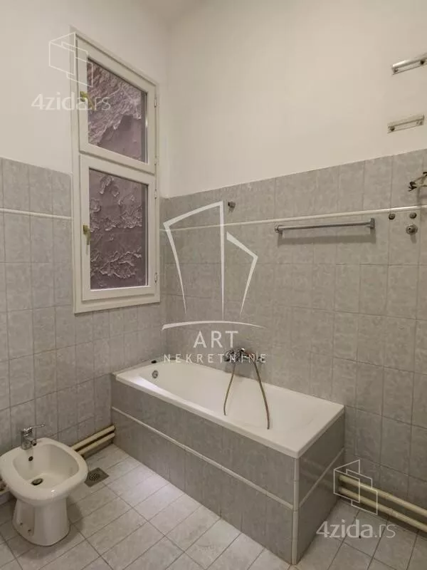 Šestoiposoban stan | 4zida