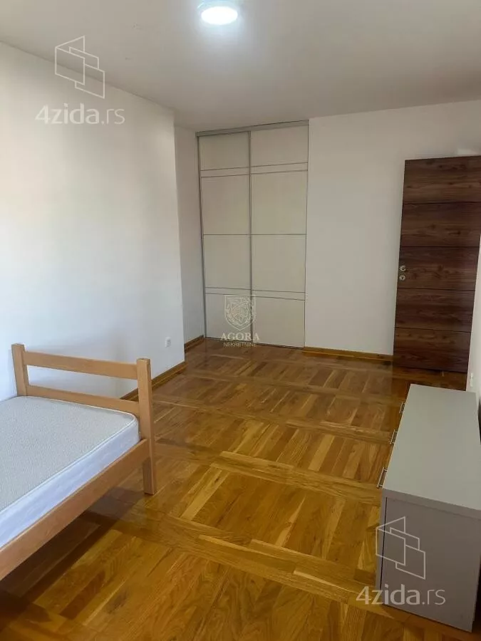 Četvoroiposoban stan | 4zida