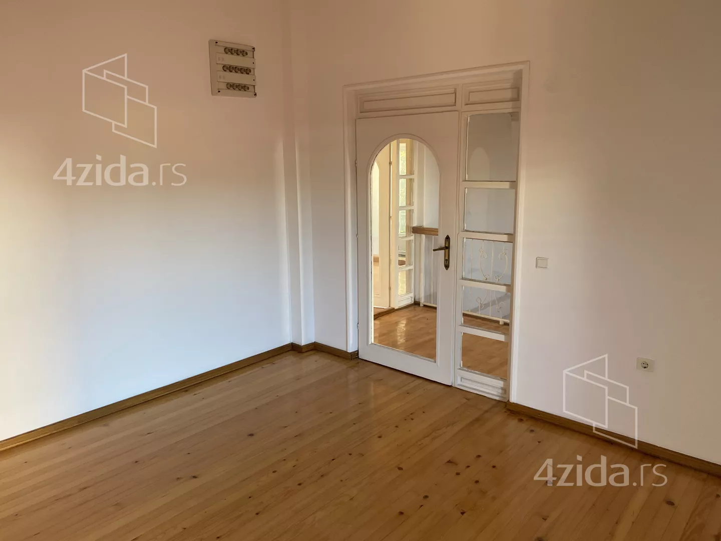 Poslovna zgrada | 4zida
