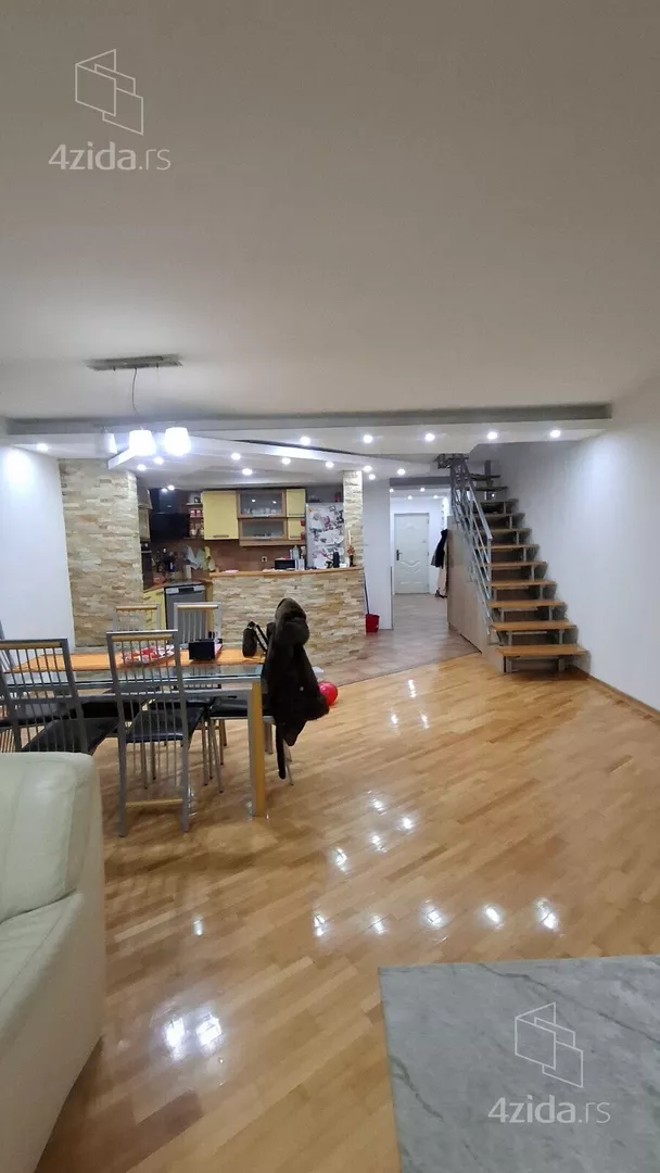 Troiposoban stan | 4zida