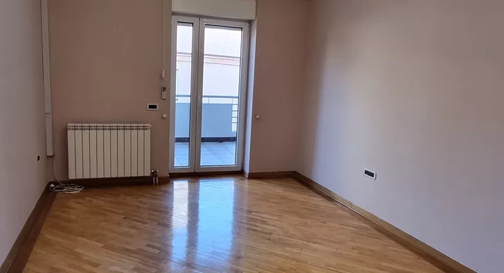 Šestoiposoban stan | 4zida