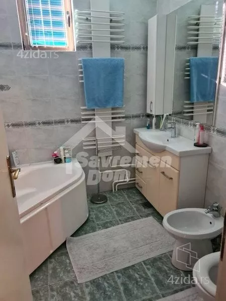 Šestoiposoban stan | 4zida