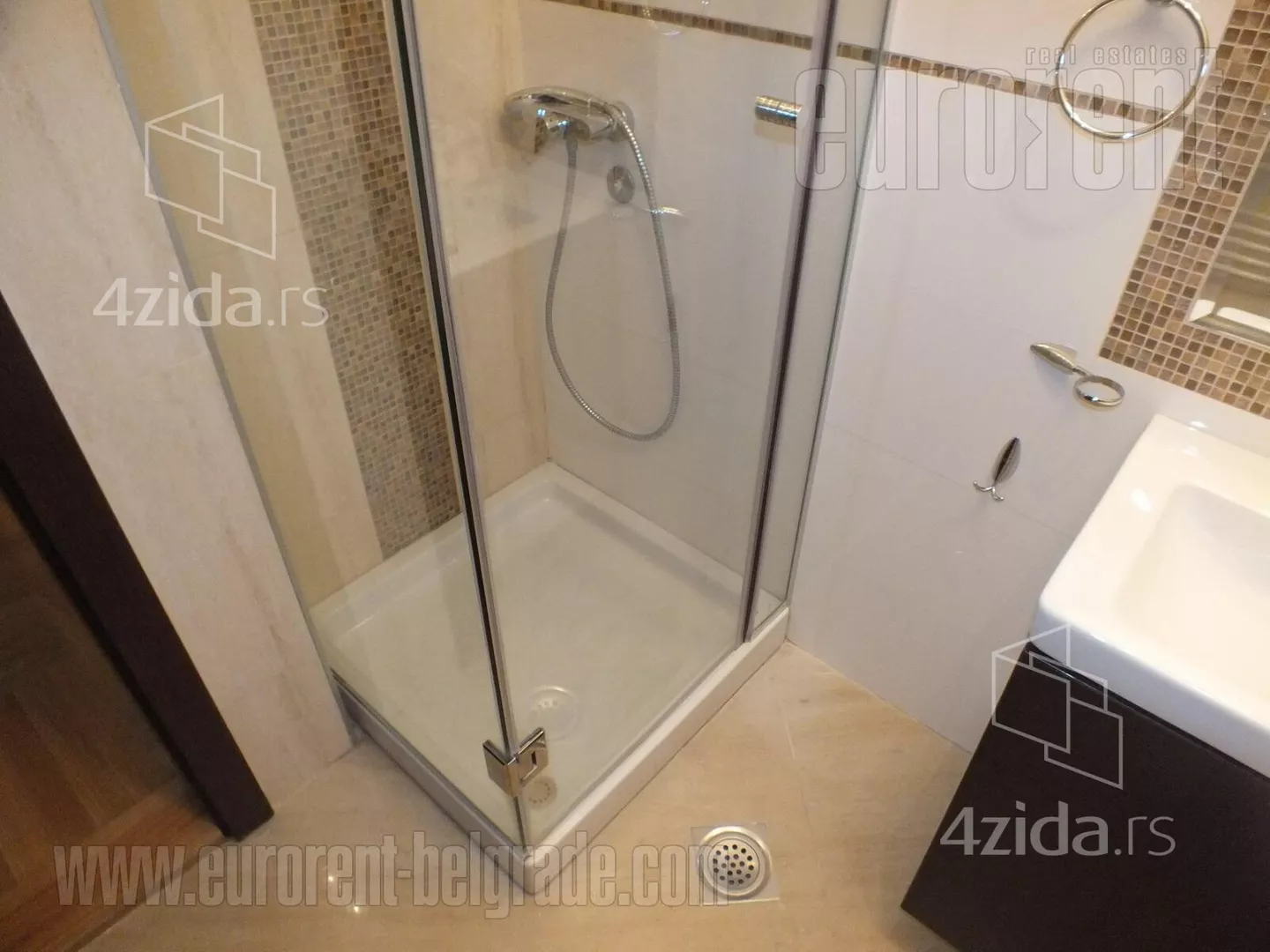 Četvoroiposoban stan | 4zida