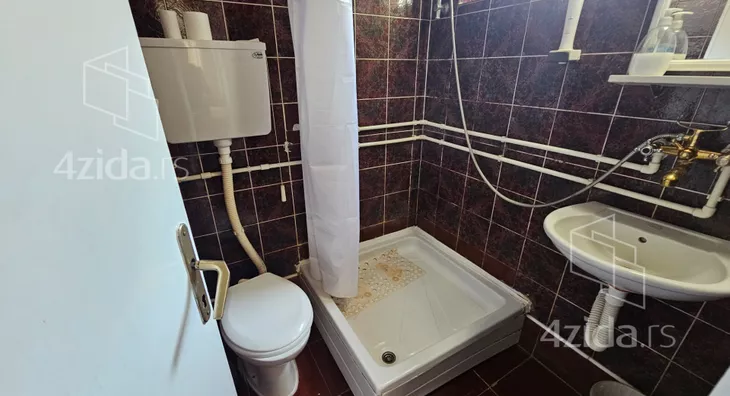 Poslovna zgrada | 4zida