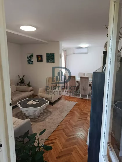 Crveni Pevac | 4zida.rs