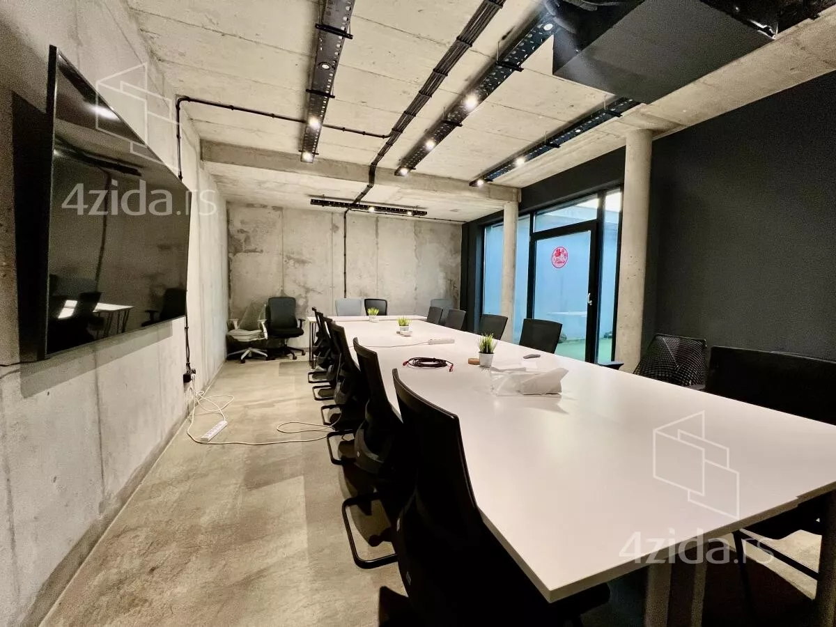 Poslovna zgrada | 4zida