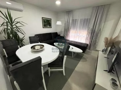 Crveni Pevac | 4zida.rs