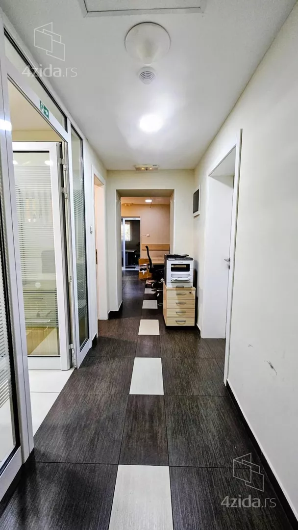 Poslovna zgrada | 4zida