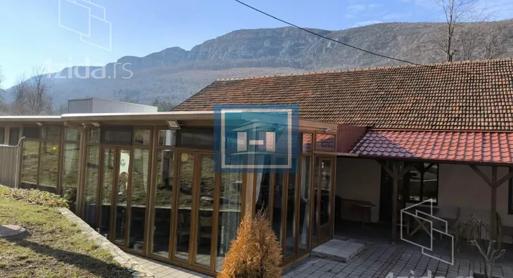 Poslovna zgrada | 4zida