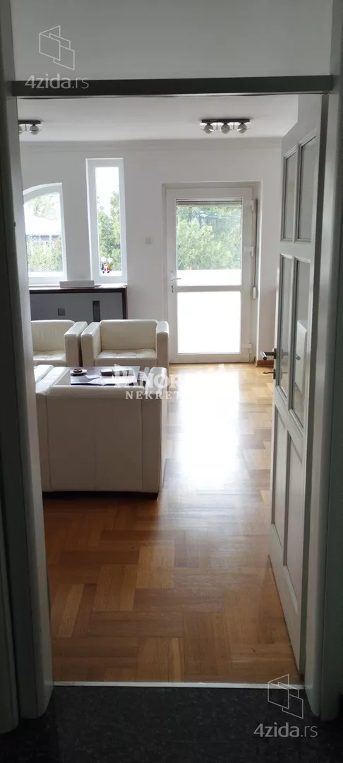 Poslovna zgrada | 4zida