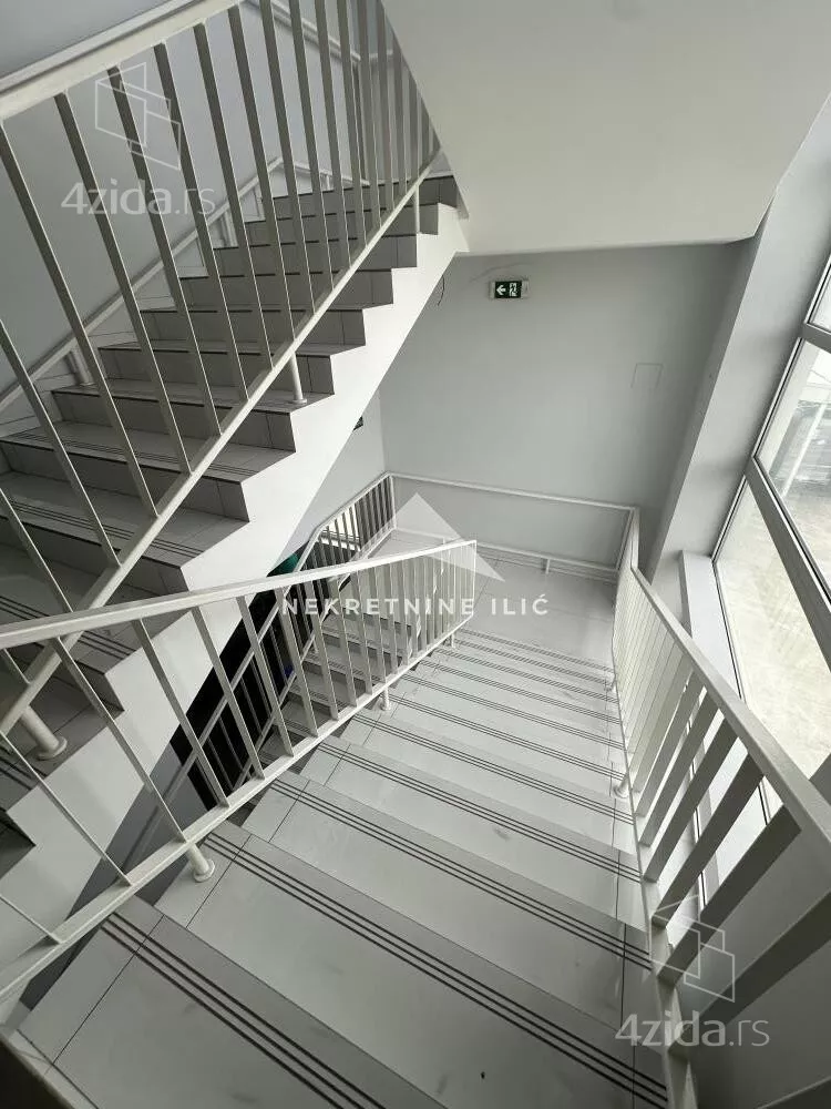 Poslovna zgrada | 4zida