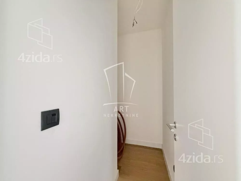 Šestoiposoban stan | 4zida