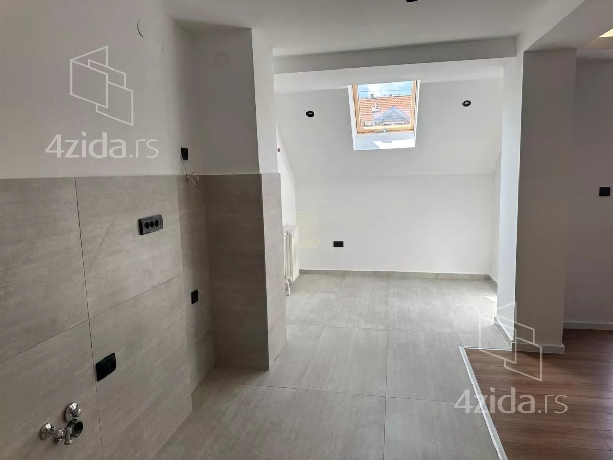 Četvoroiposoban stan | 4zida