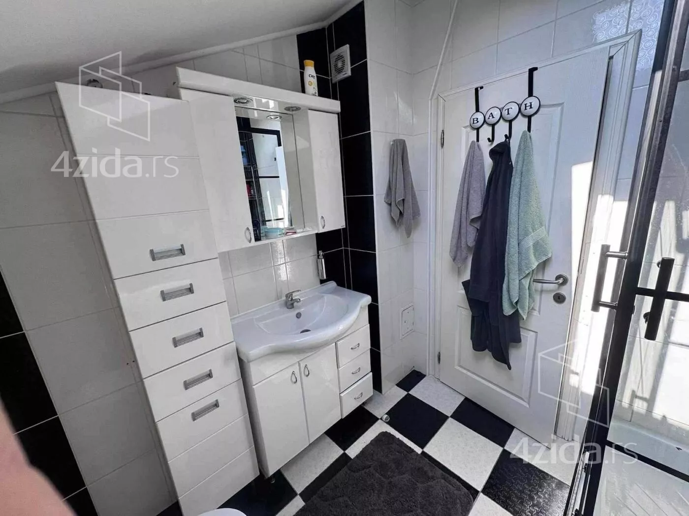 Troiposoban stan | 4zida