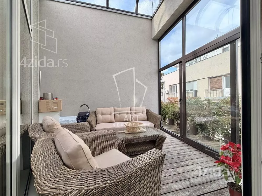 Šestoiposoban stan | 4zida