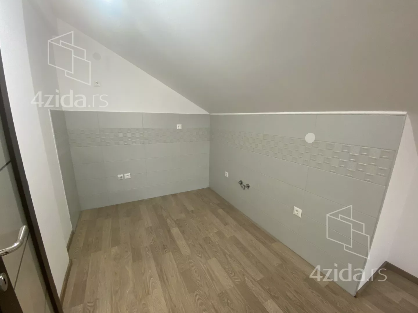 Četvoroiposoban stan | 4zida