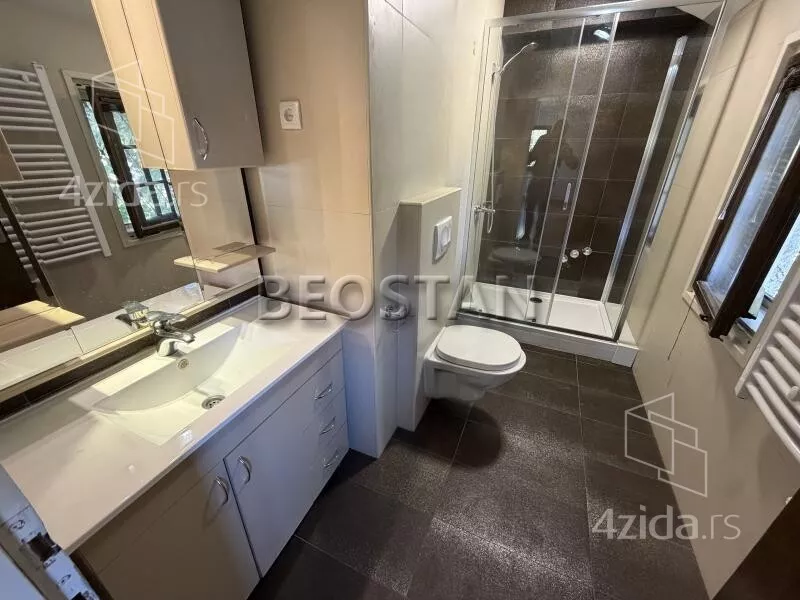 Šestoiposoban stan | 4zida