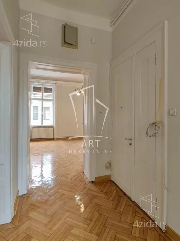 Šestoiposoban stan | 4zida