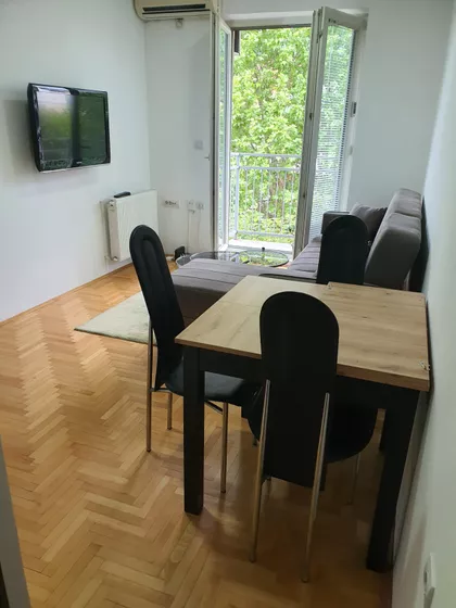 Crvene Zastave 3 | 4zida.rs