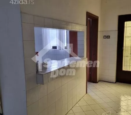 Poslovna zgrada | 4zida