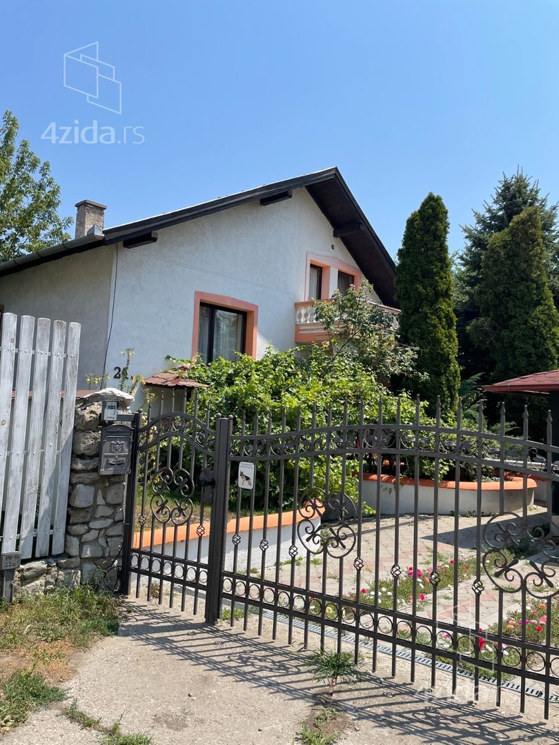 Трехэтажный дом на продажу, Тесли Население, 159.900€, 160m² — фото