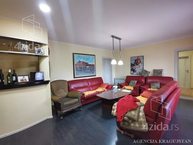 Poslovna zgrada | 4zida