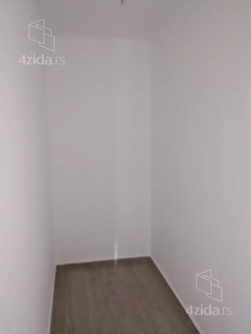 Šestoiposoban stan | 4zida