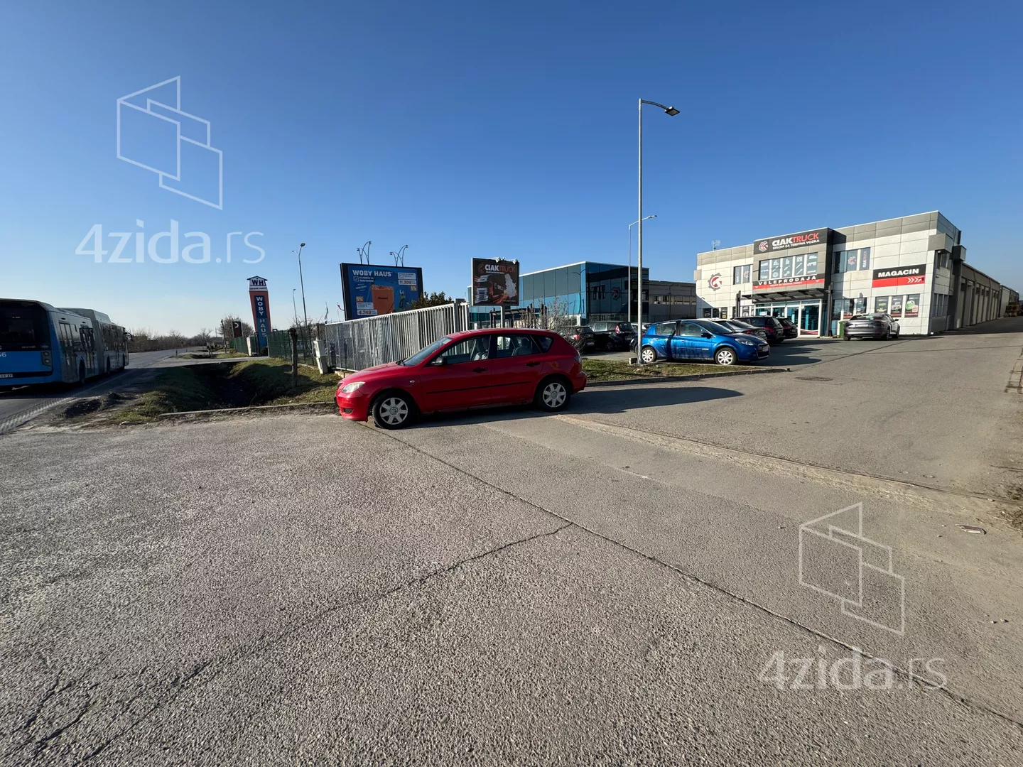 Poslovna zgrada | 4zida