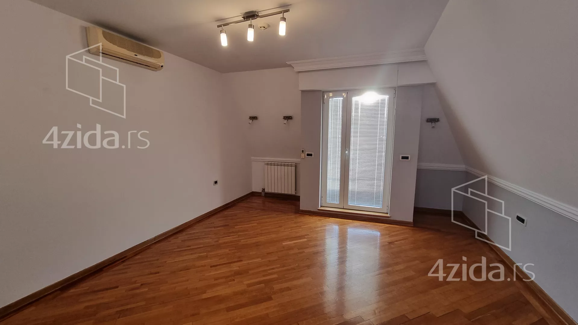 Šestoiposoban stan | 4zida