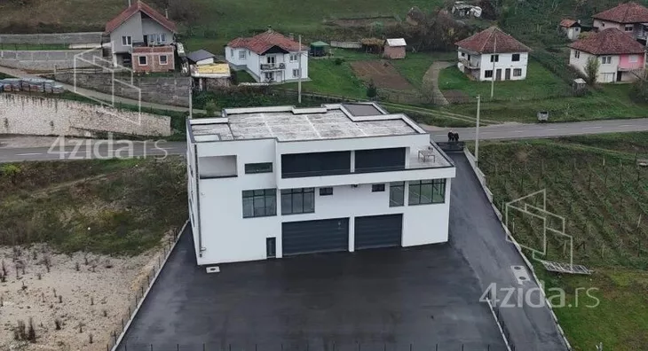 Poslovna zgrada | 4zida