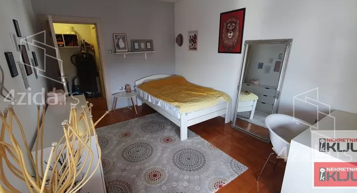 Šestosoban stan | 4zida