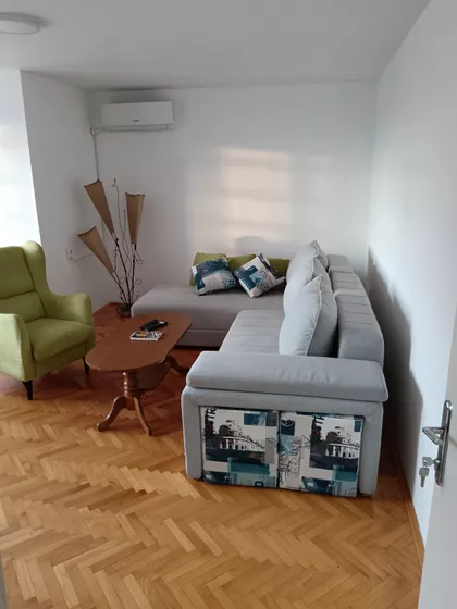 Crveni Pevac | 4zida.rs