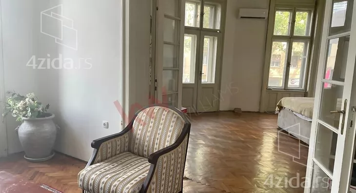 Šestoiposoban stan | 4zida