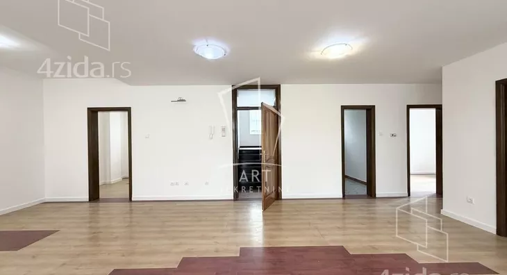 Poslovna zgrada | 4zida