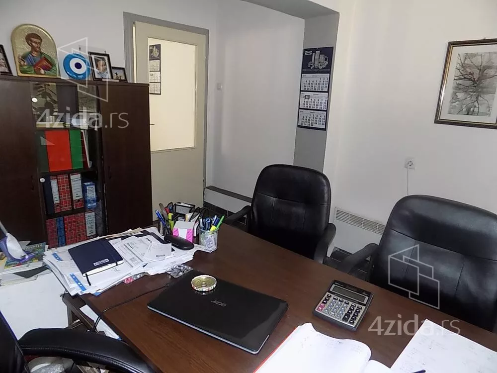 Poslovna zgrada | 4zida